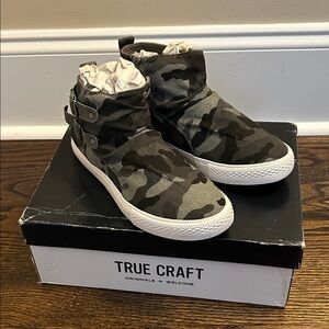 True Craft Black and Gray Camouflage Sneakers